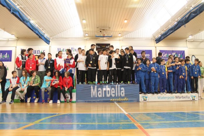 Foto podium ganadores waterpolo Mb