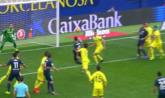 El clamoroso penalty no señalado a Charles