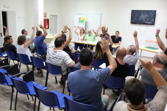 Foto asamblea local IU Mb( Twitter)