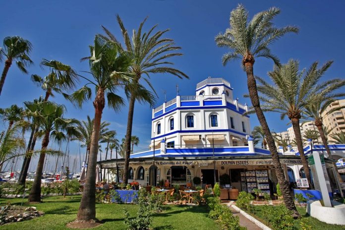 edificio Torre Control puerto deportivo Estepona