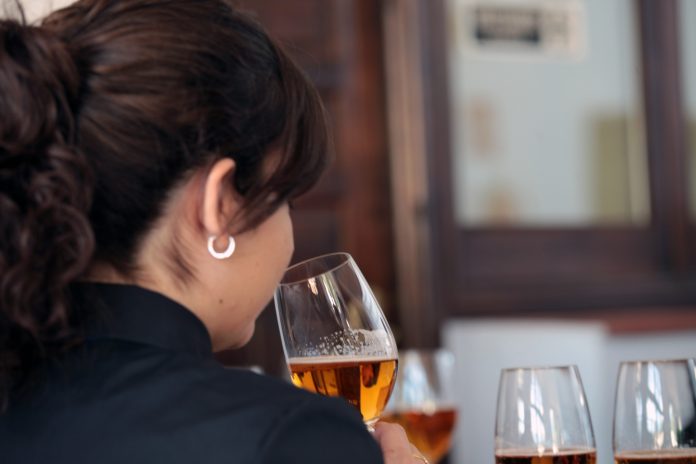 Alumna Oliendo Cerveza