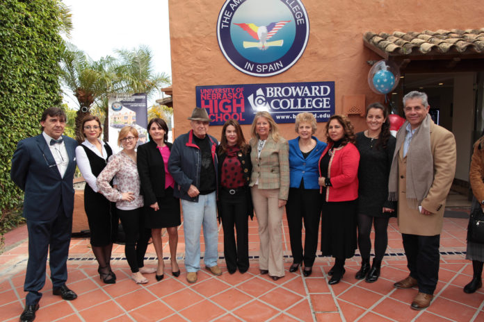 En el centro, Melissa Butler acompañada por la alcaldesa de Marbella, Ángeles Muñoz y por todo el equipo de American College in Spain