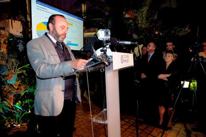 el gerente de Dei-Homes, Antonio Bazán, enla presentación de DOM3PRIZE 2018 junto a la presidenta de DOM3, Laura Pou y el alcalde de estepona, José M. Garcia Urbano
