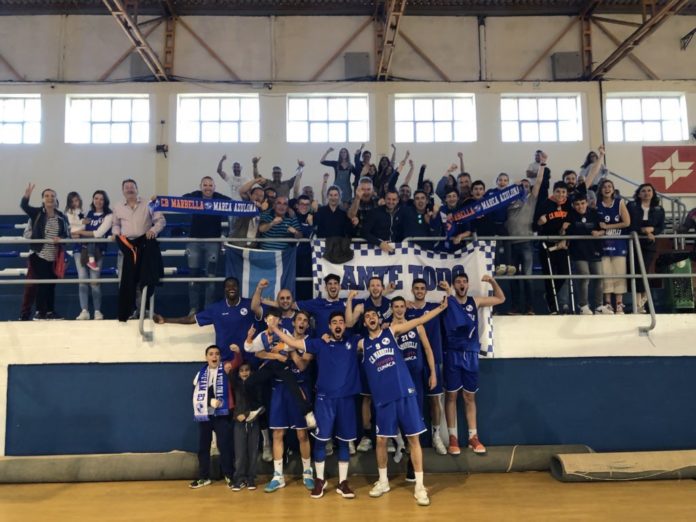 Foto de los jugadores con los aficionados