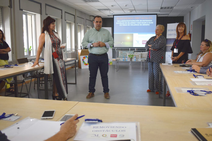 f.-lozano-presentando-el-proyecto-removiendo-obstaculos_o