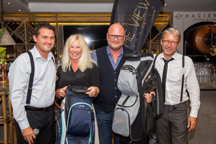 Los ganadores del torneo de golf posan en la entrega de premios junto a Simon Boxus (a la derecha), responsable de ventas de The View Marbella