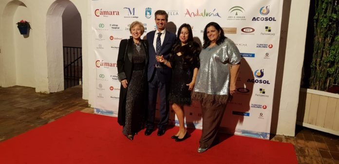 Foto Emma con el presidente del CIT y miembros de REM