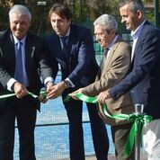 El director general del Hotel Los Monteros, Fernando Al-Farkh, junto al director técnico de Los Monteros Racket Club, Sebastián Tobarruela; el presidente de la Federación Andaluza de Tenis, Juan Miguel Navas, y el presidente de la Federación Andaluza de Pádel, José Pérez, durante el corte de cinta en la inauguración.
