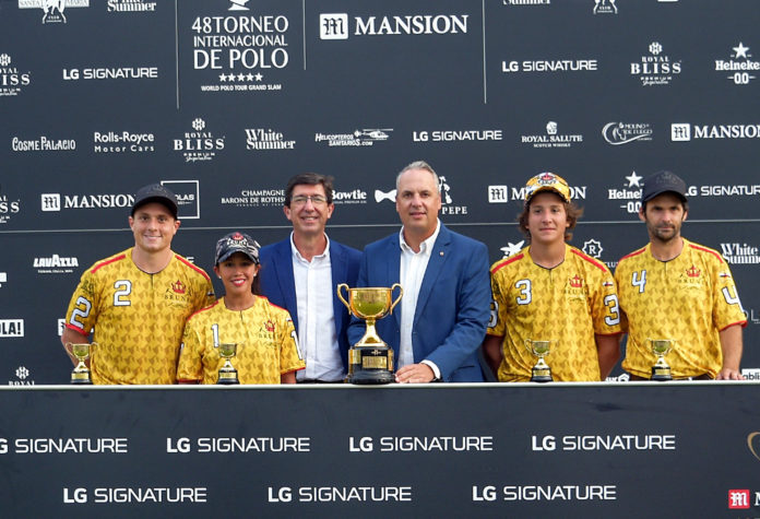Juan Marín y Juan Carlos Ruiz Boix con Brunei, ganador de la Copa de Oro LG Signature de alto handicap