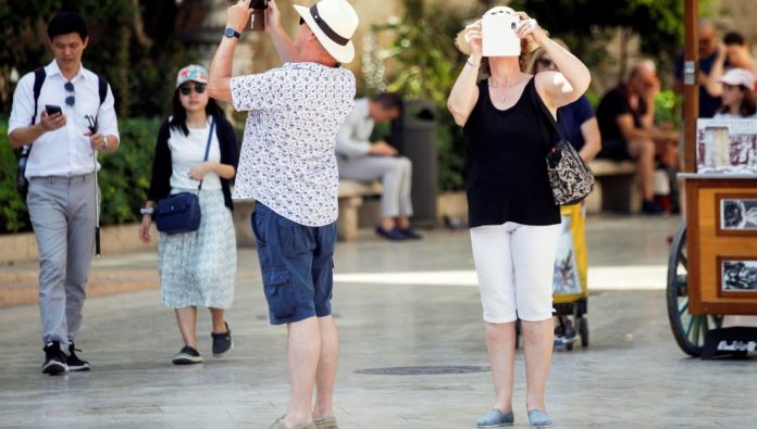 El turista y el móvil, amigos inseparables