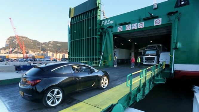 ferry-pruebas-muelle-Penon-fondo_1404770133_111860977_667x375