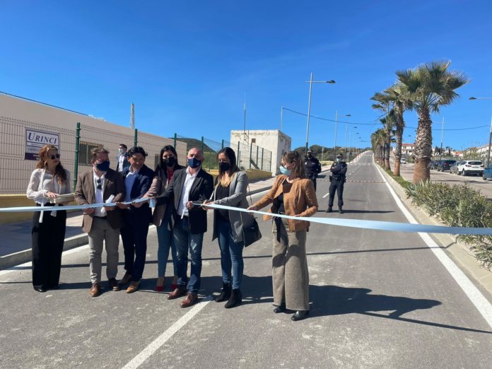 momento corte de cinta inauguración vial