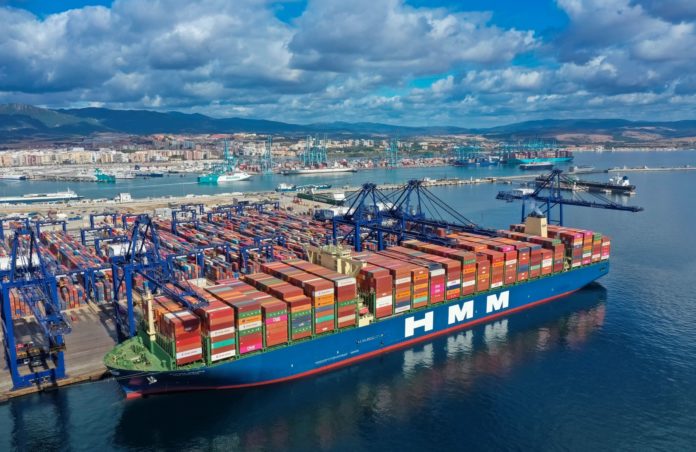 HMM Algeciras en TTI y APM Terminals al fondo