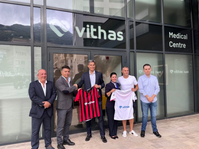 Jose Antonio Ródenas, director gerente del Hospital Vithas Xanit Internacional y Dylan Viagas, presidente del Lincoln Red Imps Football Club