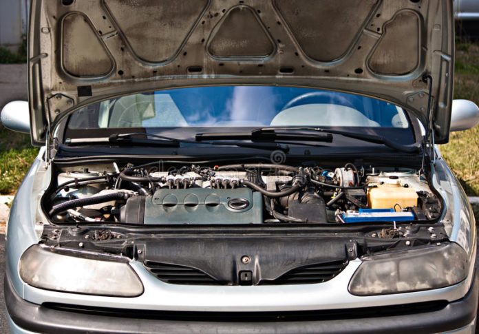 motor-interior-del-mecánico-del-mantenimiento-del-automóvil-del-coche-32285718
