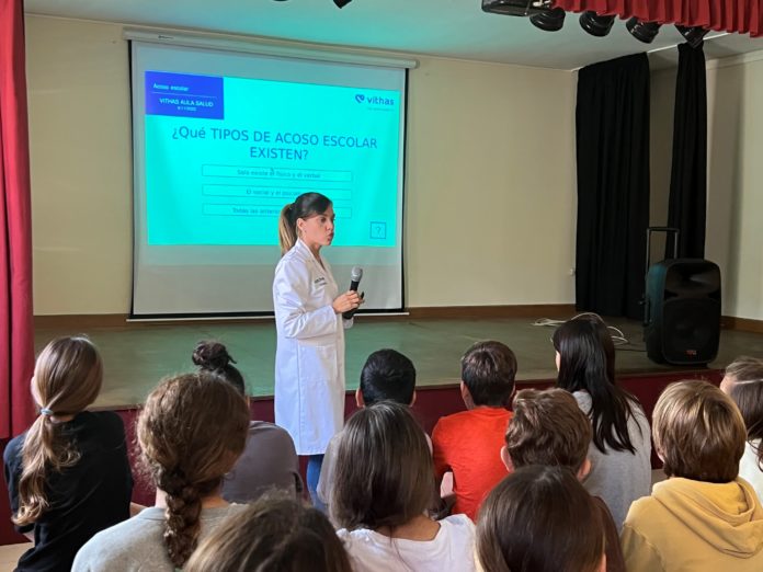 Estefanía Marcos, psicóloga de Vithas Xanit, durante la formación