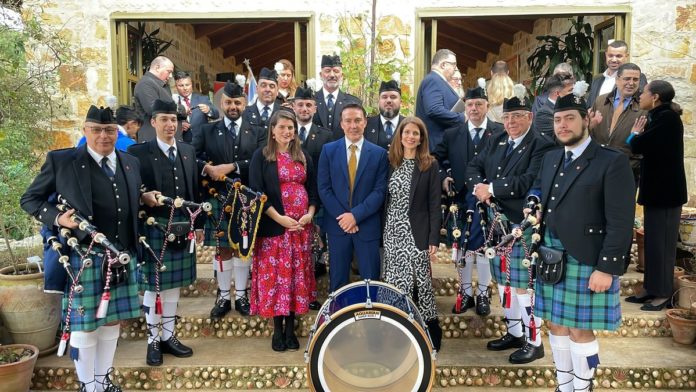 Participantes en el evento junto a la Gibraltar Sea Scouts Pipe Band