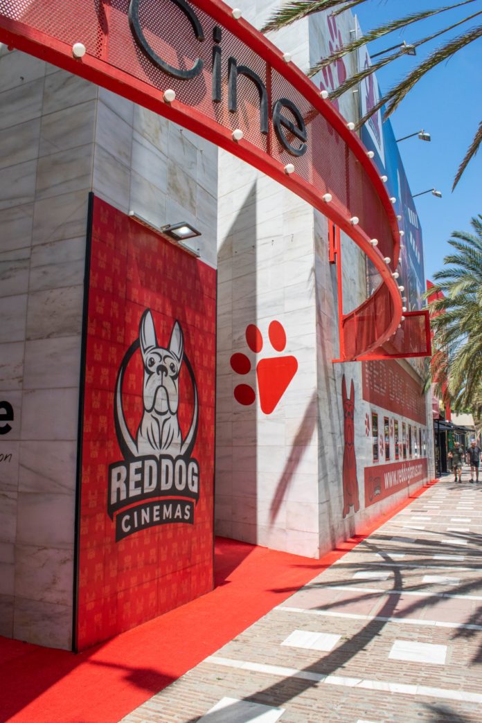 Red Dog Cinemas fachada