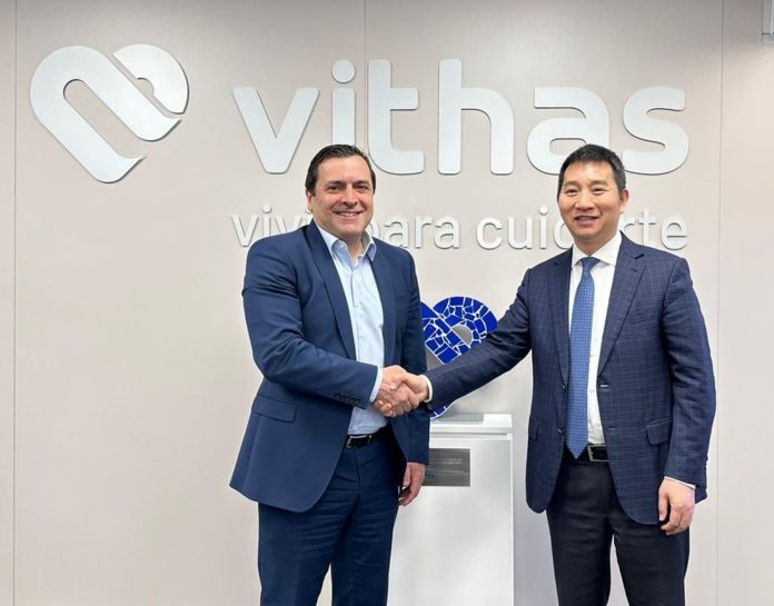 Dr. Pedro Rico, director general de Vithas, y Li Zawein, vicepresidente ...