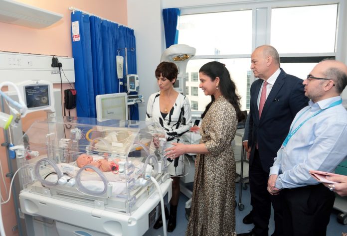 El Ministro Albert Ísola visita la nueva la Unidad Neonatal de la GHA con la dra. Soma Pujari, cofundadora de Kusuma Trust y la dra. Lorena Soler