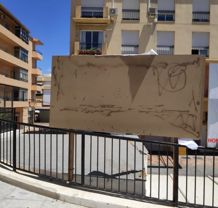 Foto cartel quitado