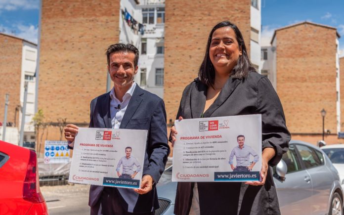 Toro y Reyes muestran un cartel con el programa de vivienda