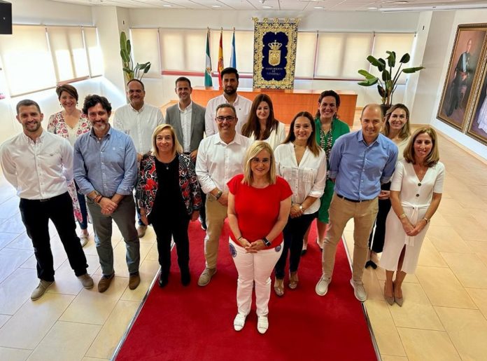 La-alcaldesa-posa-junto-al-nuevo-equipo-de-Gobierno
