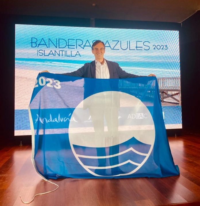 Rafael Aznar posando con la Bandera Azul