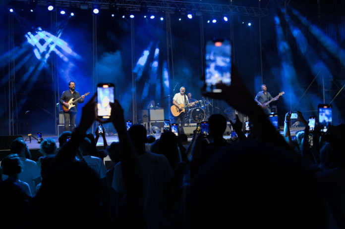 Asistentes-a-uno-de-los-espectaculos-en-Marbella-Arena