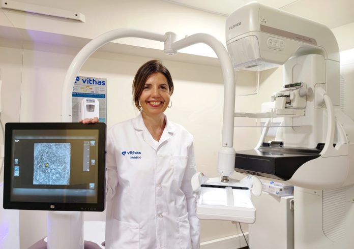 Dra. Ribeiro junto al robot ABUS