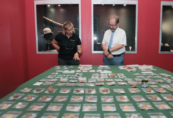 El Ministro John Cortés con Geraldine Finlayson