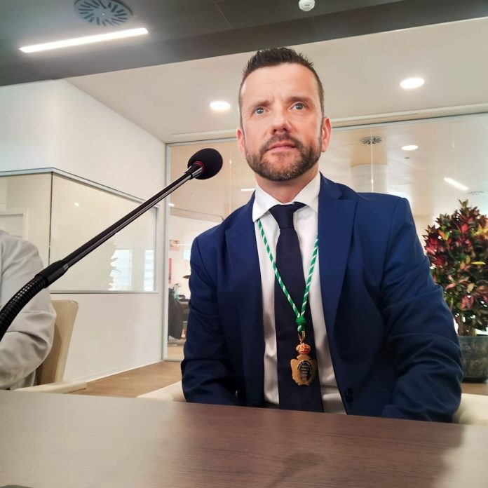 Antonio Benítez pleno Estepona