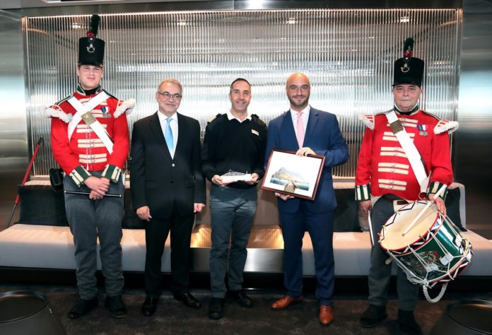 Encuentro a bordo del Emerald Sakara en su primera visita a Gibraltar