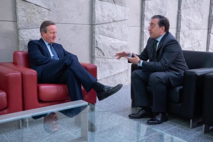 jose-manuel-albares-y-david-cameron-ayer-reunidos-en-los-margenes-de-la-cita-de-la-otan-en-bruselas