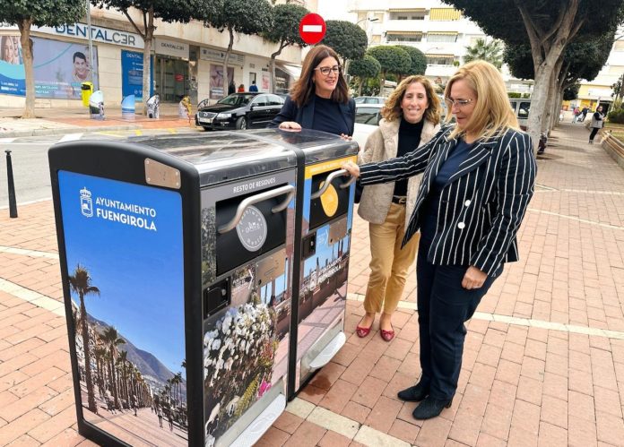 La-alcaldesa-Ana-Mula-manipula-una-de-las-nuevas-papeleras-inteligentes
