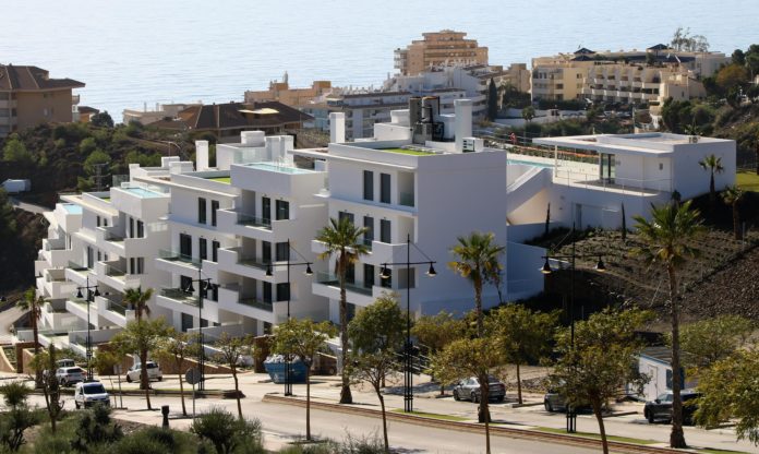 Edificio de Middel Views III con el mar al fondo entregada por AEDAS Homes