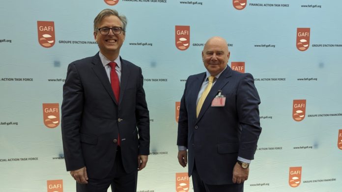 El Ministro N. Feetham y David Parody, consultor en lucha contra el blanqueo de capitales y contra la financiación del terrorismo