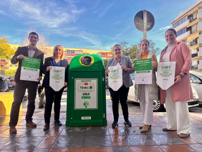 La-alcaldesa-junto-a-varios-concejales-y-responsables-de-Ecovidrio