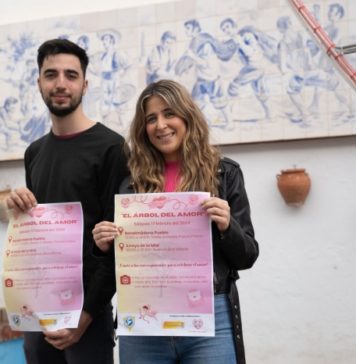 Benalmádena presenta ‘El Árbol del Amor’, un banco especial para tomarse fotos