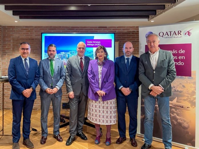En la foto (izq.-dch.): D. Pedro Bendala, Director del Aeropuerto de Málaga-Costa del Sol; D. Jacobo Florido, Teniente de Alcalde del Ayuntamiento de Málaga; D. Eric Odone, Vicepresidente de Ventas en Europa de Qatar Airways, Dña. Gemma del Corral, Delegada de Turismo, Cultura y Deportes de La Junta de Andalucía en Málaga; D. Jonathan Gómez, Director General de Turismo de Málaga; D. Nacho Ruiz, Director de Desarrollo Negocio en Turismo Costa del Sol.