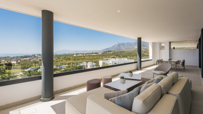 Terraza con vistas al mar de una de las viviendas de Soul Marbella Sunshine
