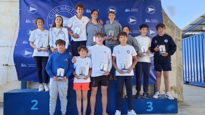 Foto de familia ganadores y podio