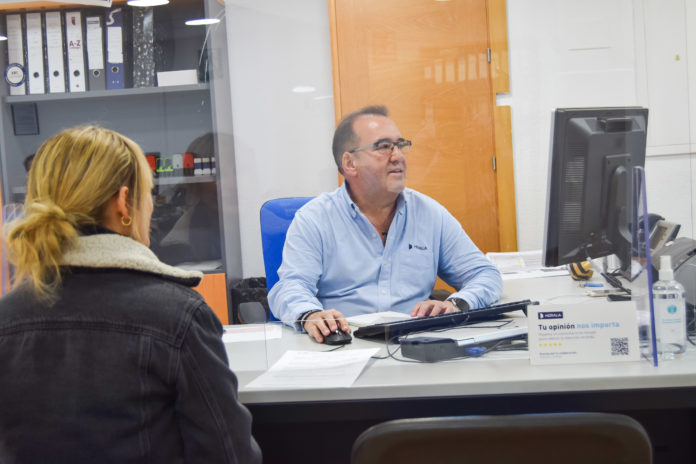 Un técnico realiza gestiones en una de las oficinas de Hidralia