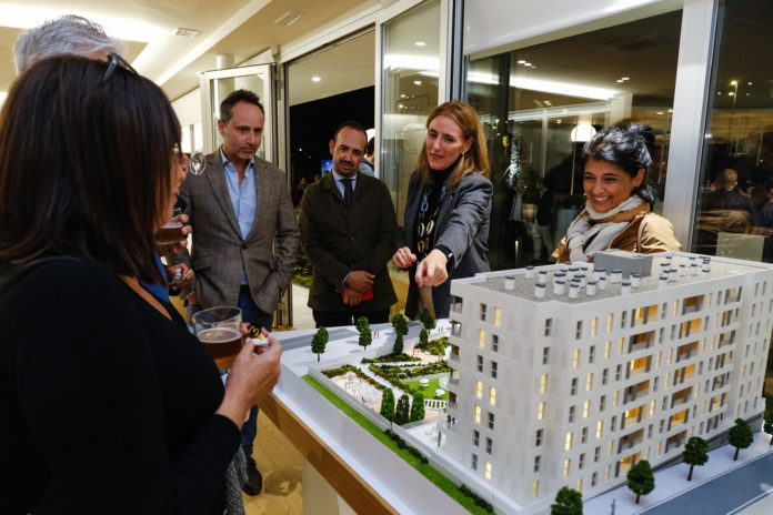 Una comercial muestra un proyecto de AEDAS Homes en Costa del Sol