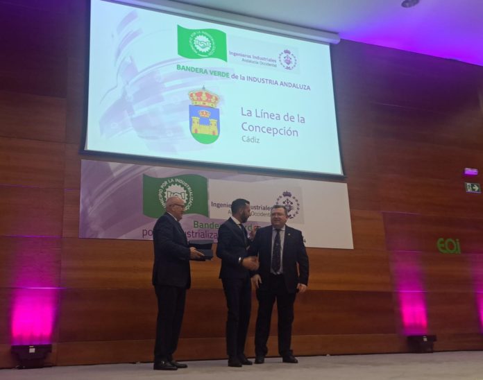Entrega bandera verde del Colegio de Ingenieros