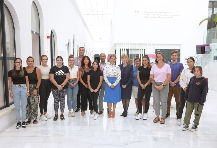 Gemma Arias-Vasquez junto a un grupo de estudiantes de Salud Mental