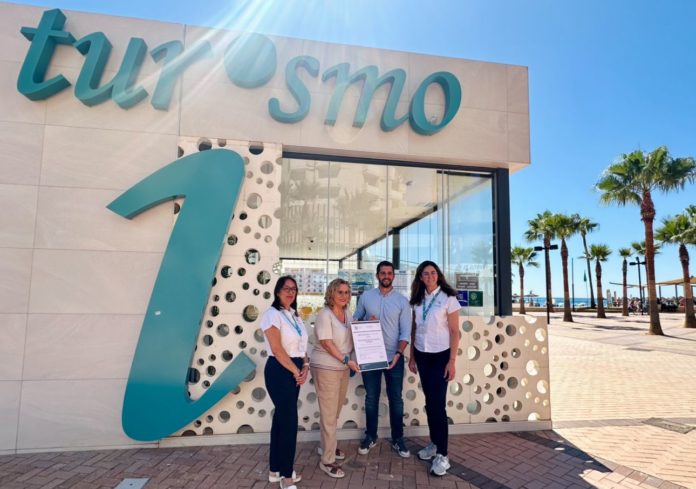 Mulay-Ponce-posan-con-el-certificado-de-Sostenibilidad-junto-a-dos-trabajadoras-del-Área-de-Turismo