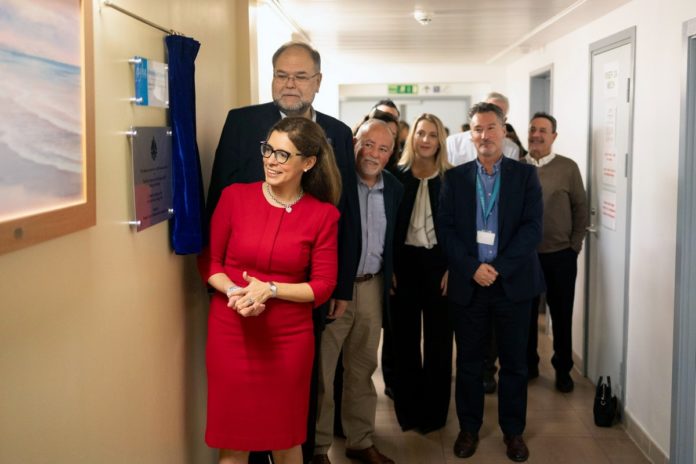La Ministra Arias-Vásquez inaugura oficialmente la Clínica Integral de Urología