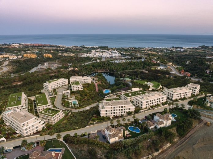 Recreación aérea del nuevo barrio Vanian-Australy, con Vanian al fondo y Australy en primer plano, en Estepona.