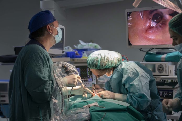oftalmologia-quironsalud-marbella-oftalmologo-operacion